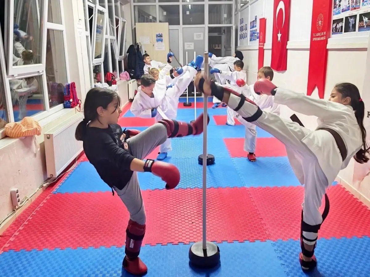 Bilecik'te karate spor okullarında yoğun tempo