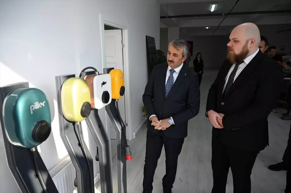 Vali Sezer'den pil üreticisi firmaya ziyaret