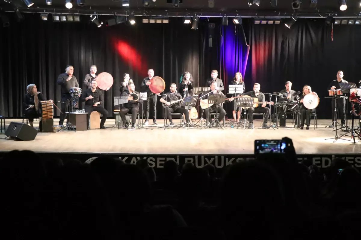 Adliye çalışanlarının kurduğu ritim topluluğu konser verdi; Başsavcı türkü söyledi