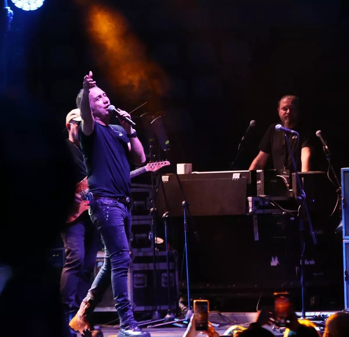 Rize'de "Yaşayan Miras Şöleni"nde şarkıcı Kıraç sahne aldı