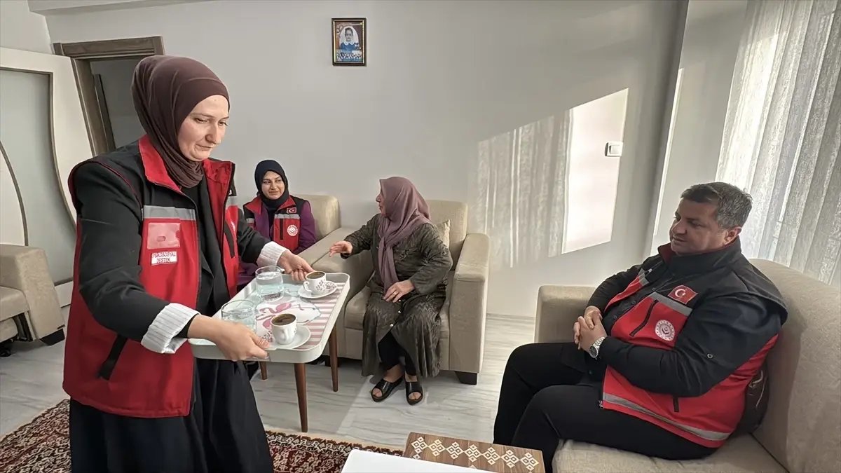 Erzincan'da "Kahve Bahane" projesiyle ziyaret edilen yaşlıların ihtiyaçları gideriliyor