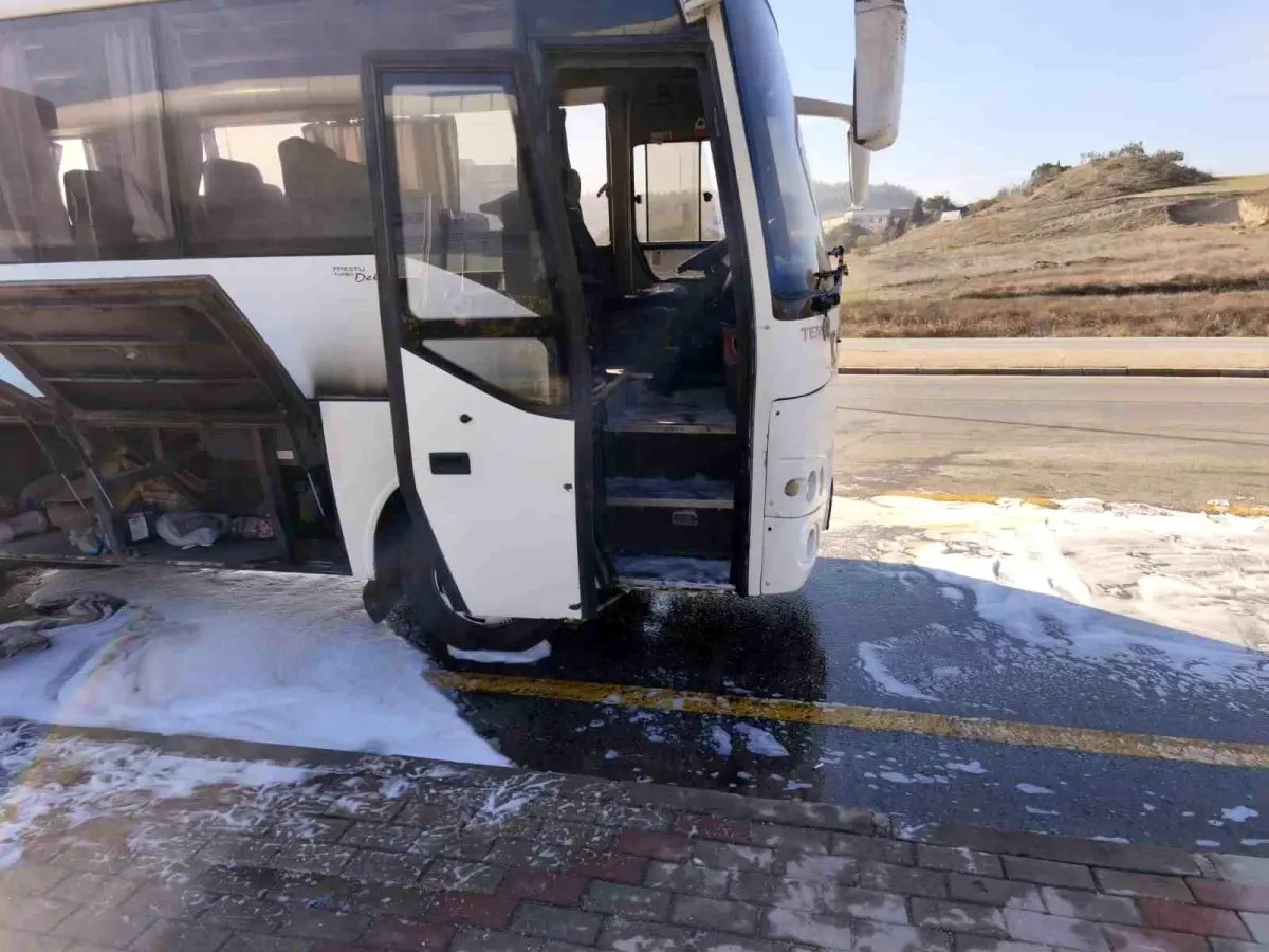 Seyir halindeki işçi servisi alev aldı