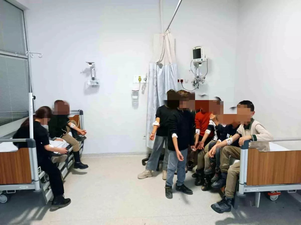 Okulda rahatsızlanan 23 öğrenci hastaneye kaldırıldı