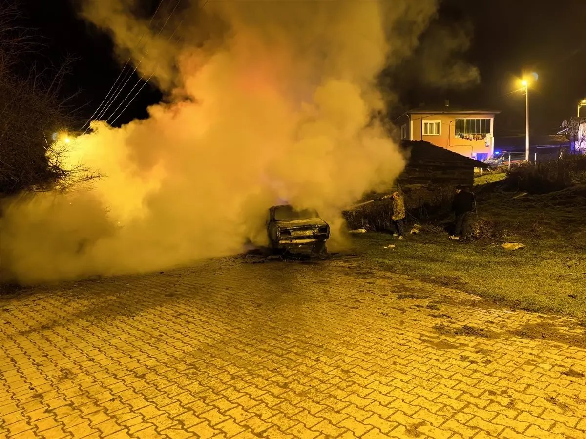 Çorum'da yanan otomobil kullanılamaz hale geldi
