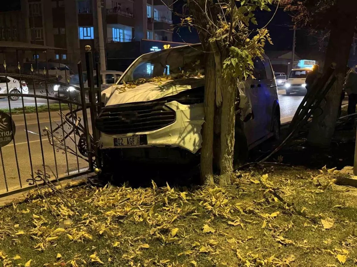 Kontrolden çıkan minibüs, refüjdeki ağaca çarparak durabildi