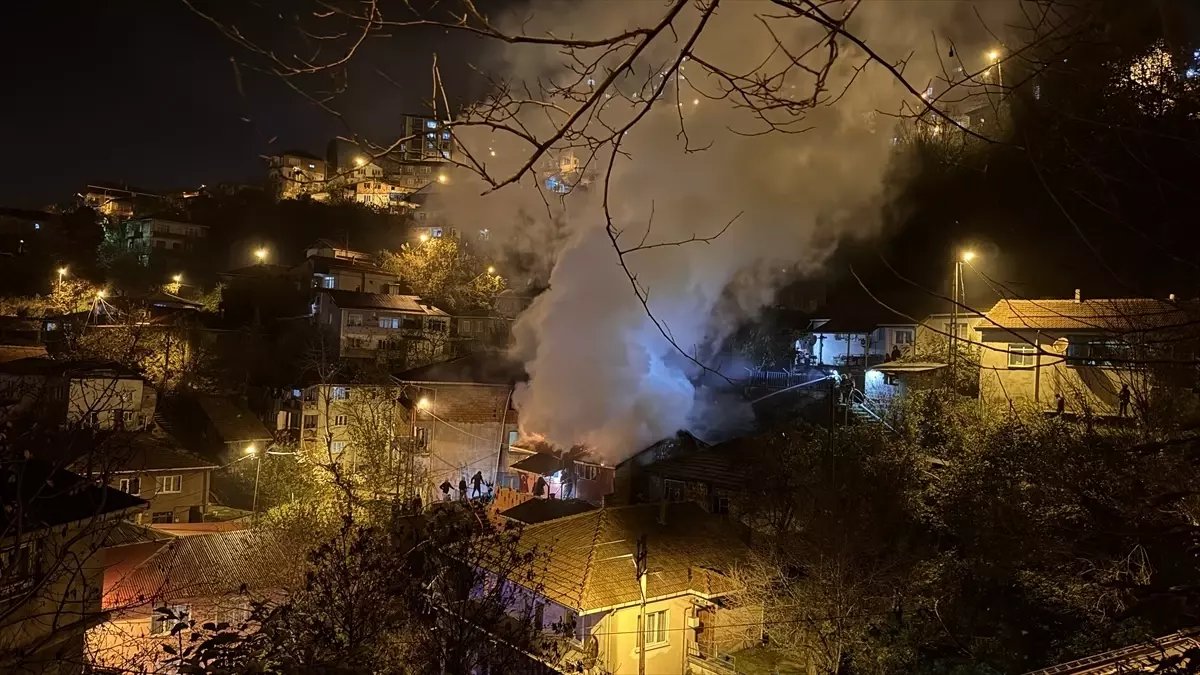 Zonguldak'ta bir evin çatısında çıkan yangın söndürüldü