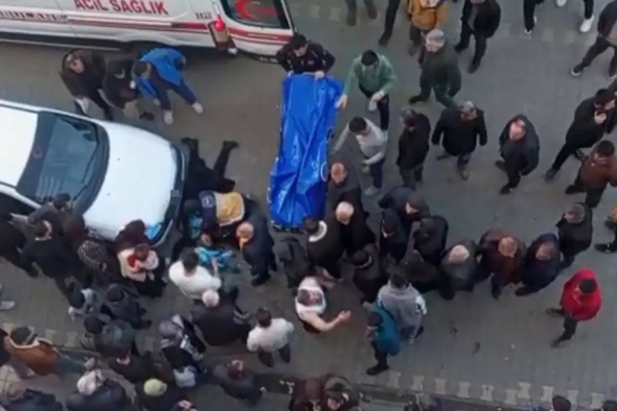 Yol ortasında eşini bıçaklayarak öldürdü