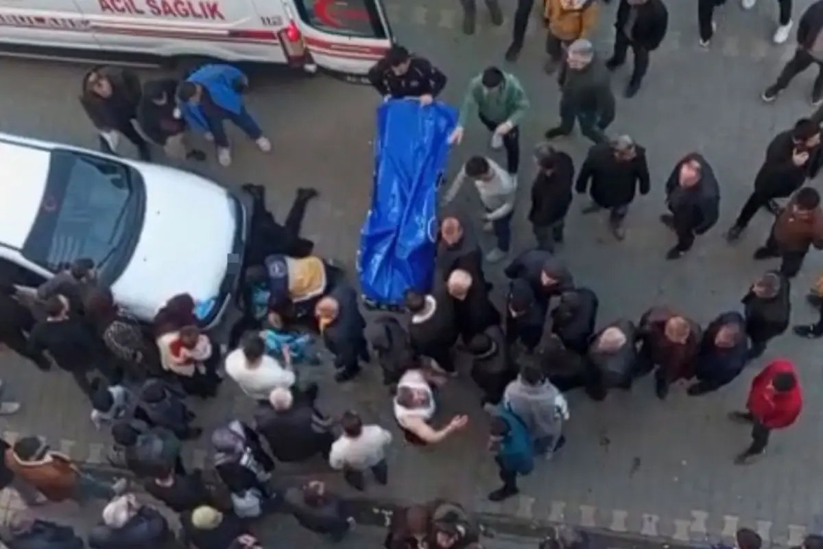 Boşanma aşamasındaki eşini sokak ortasında boğazını keserek katletti