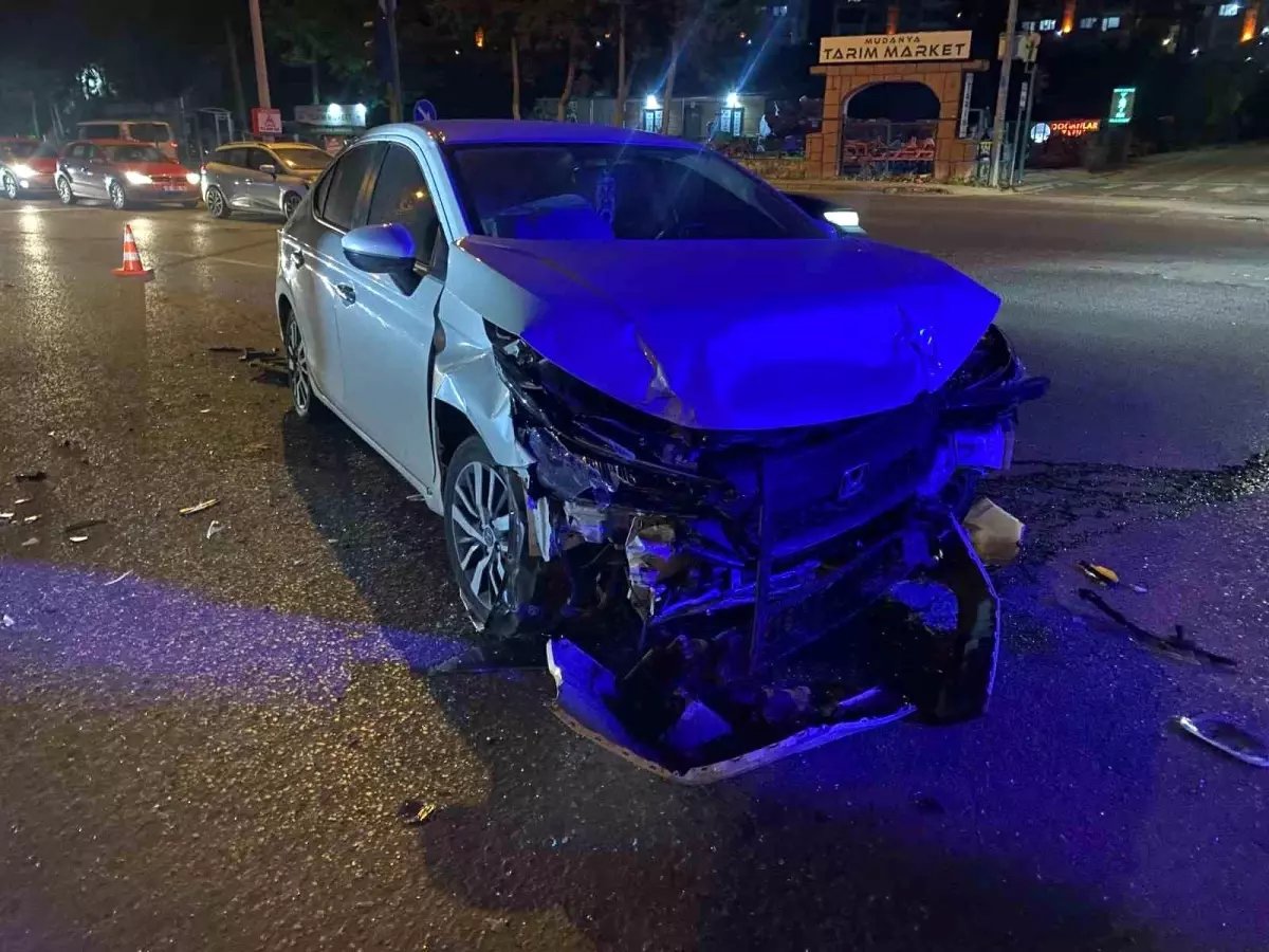 Bursa'da kavşakta feci kaza: 1 ağır yaralı