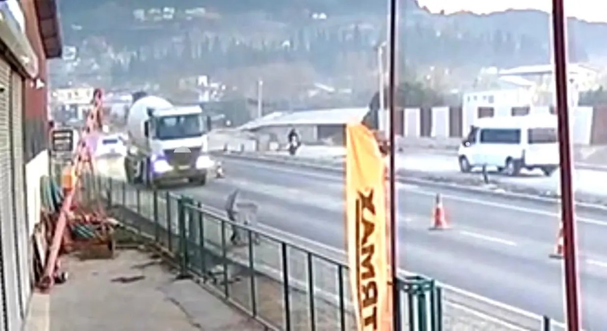 Osmaniye'de feci kaza: Motosiklet ve sürücüsü minibüsün altında kaldı
