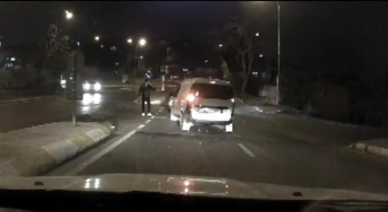 Pendik'te otomobile çarpan hafif ticari aracın sürücüsü kaçtı; kaza kamerada