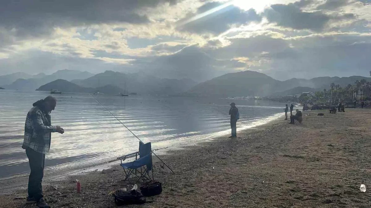 Sağanak sonrası güneş yüzleri güldürdü, Marmaris sahilleri doldu