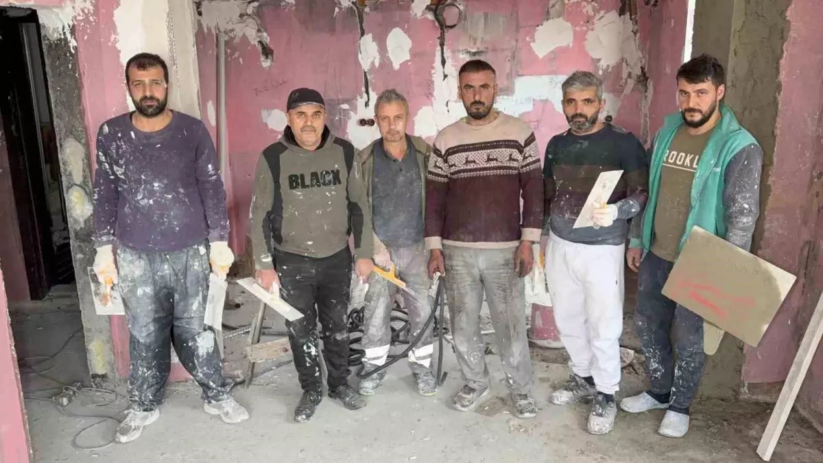 Yanan ev imece usulü tamir ediliyor