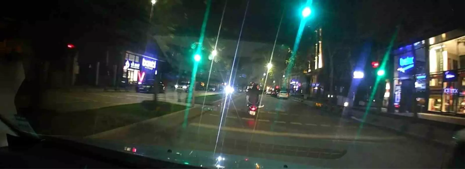 Tehlikeli motosiklet yolculuğu kamerada