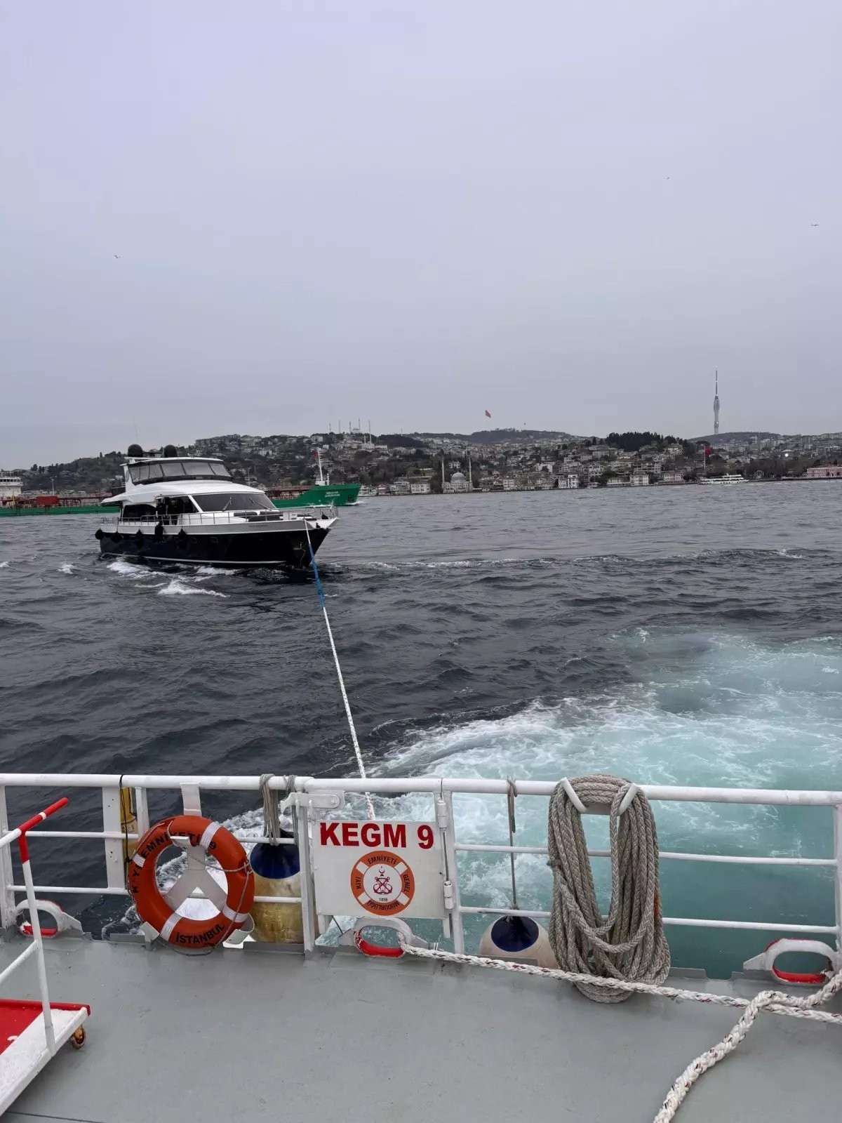 İstanbul Boğazı'nda sürüklenen tekne kurtarıldı