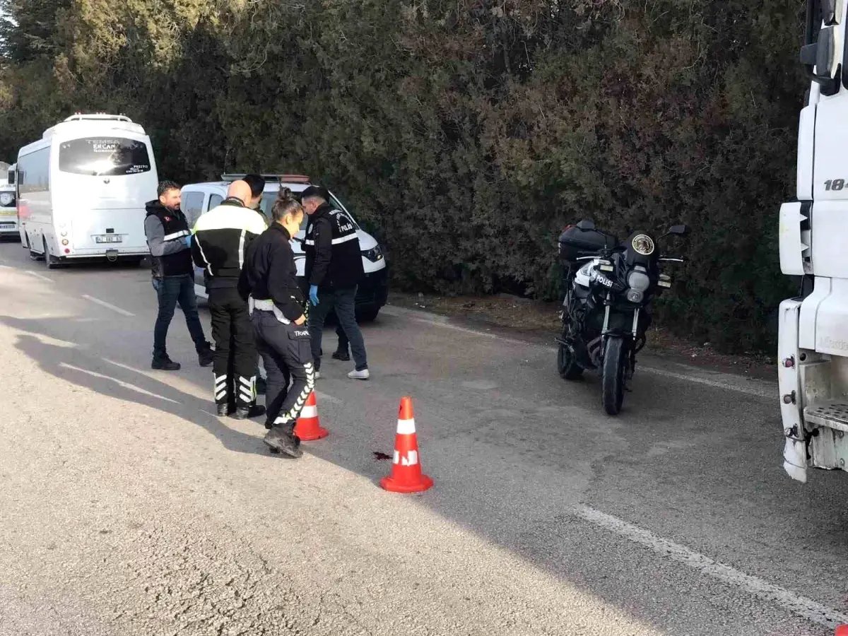 Park halindeki aracının yanında beklerken işçi servisi çarptı