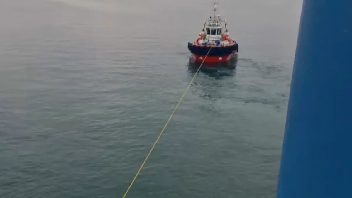 Fatih'te karaya oturan yük gemisi kurtarıldı