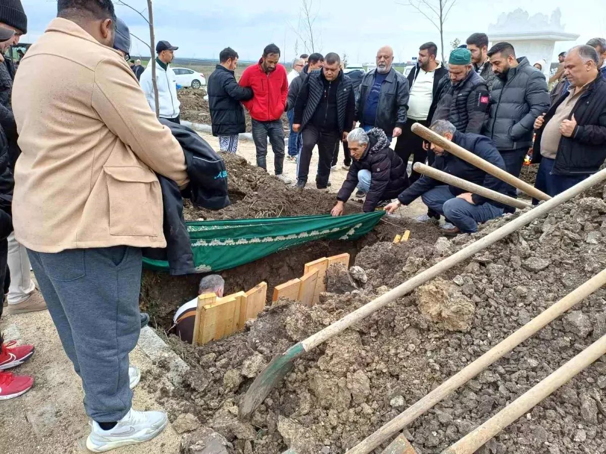 Evinde vahşice öldürülen kadın toprağa verildi