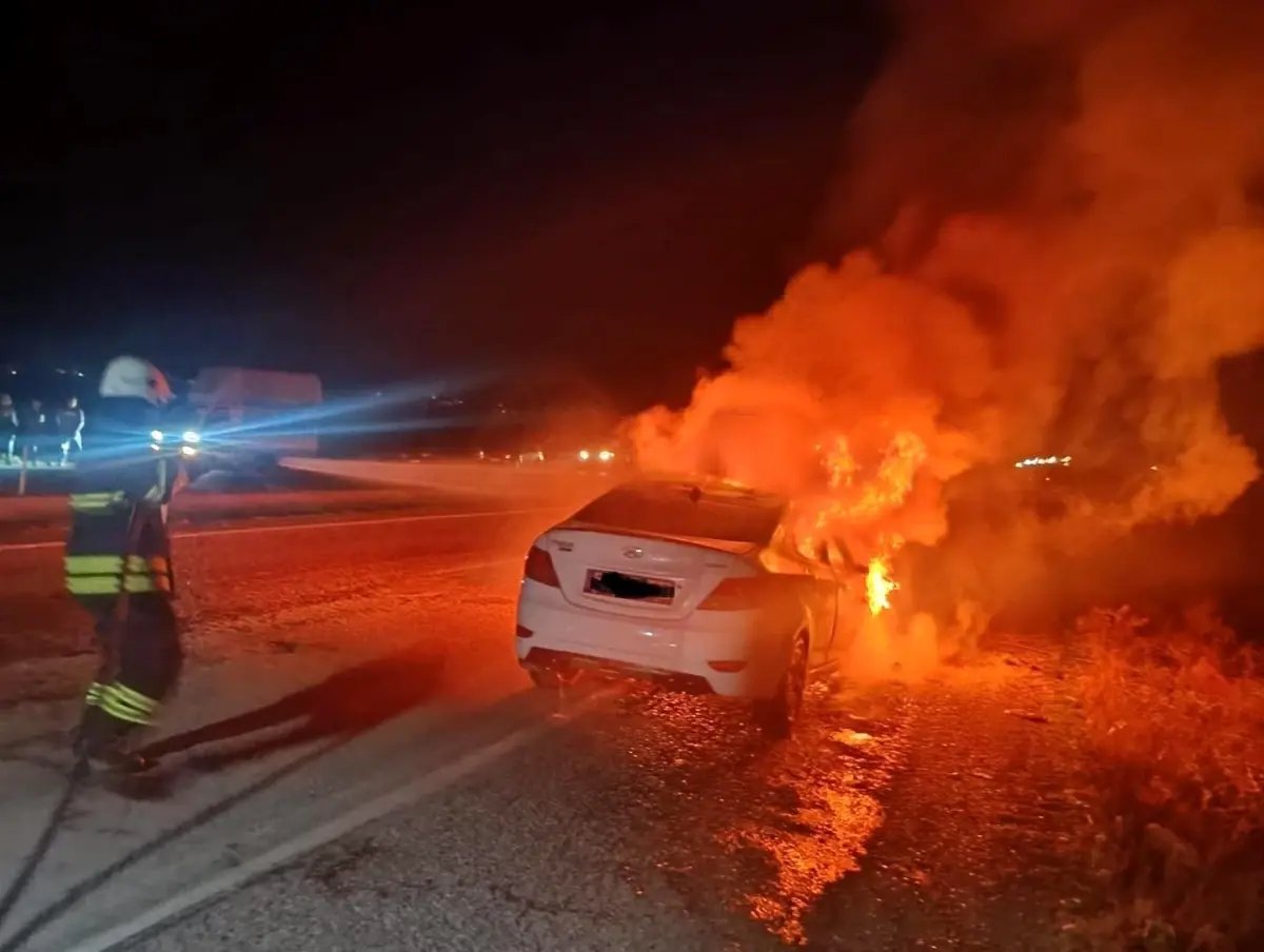 Seyir halindeki otomobil alevlere teslim oldu