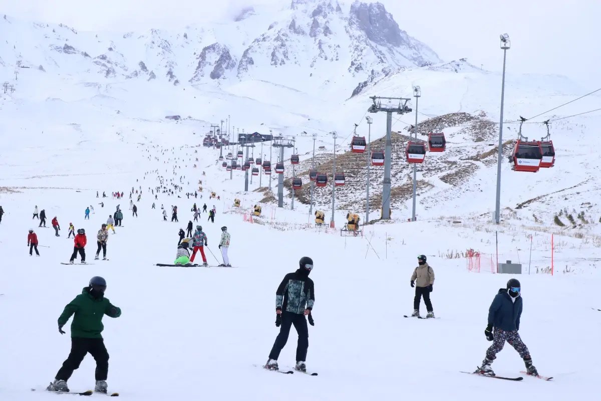 Erciyes Kayak Merkezi'nde yeni sezonun ilk hafta sonunda yoğunluk