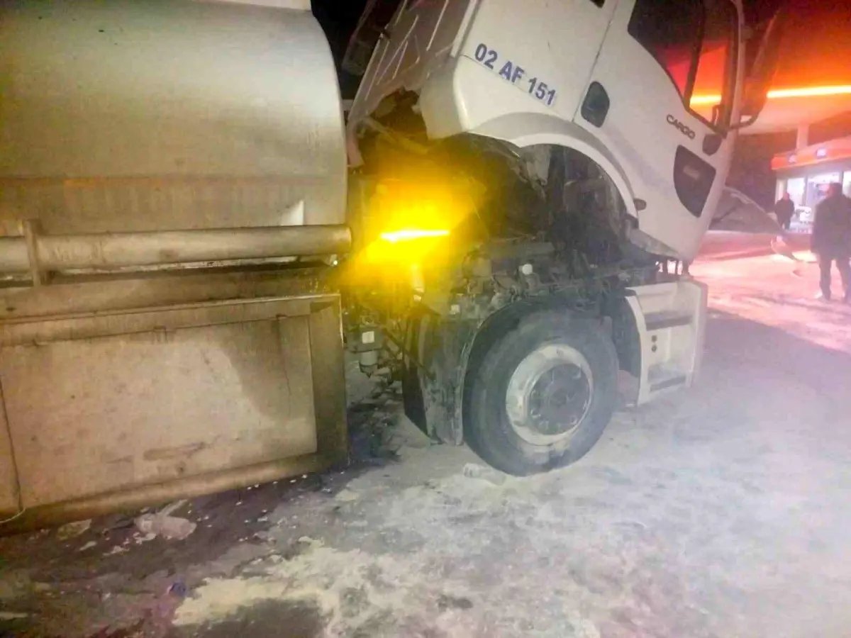 Yakıt yüklü tankerden yükselen dumanlar korkuttu