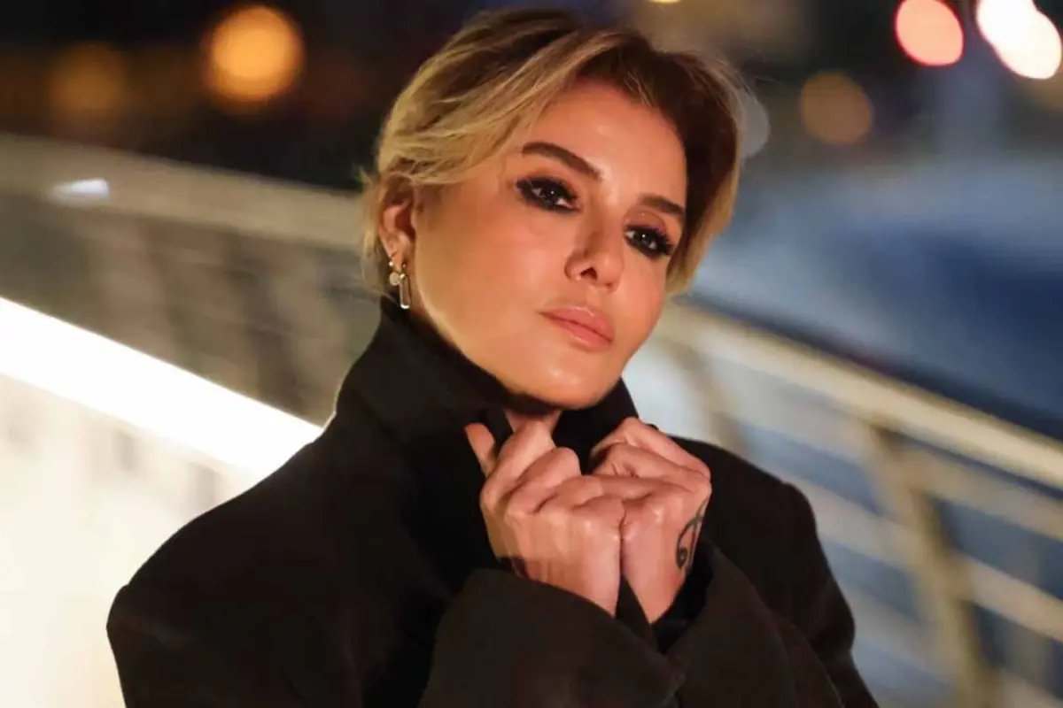 Gülben Ergen'den sıra dışı dekolte! Gözler baldırına odaklandı