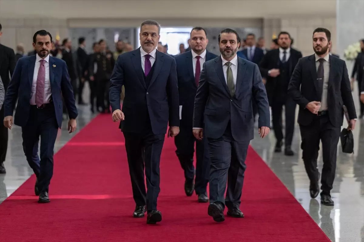 Dışişleri Bakanı Fidan, Savunma Bakanı Güler ve MİT Başkanı Kalın, Suriye lideri Şara ile görüştü