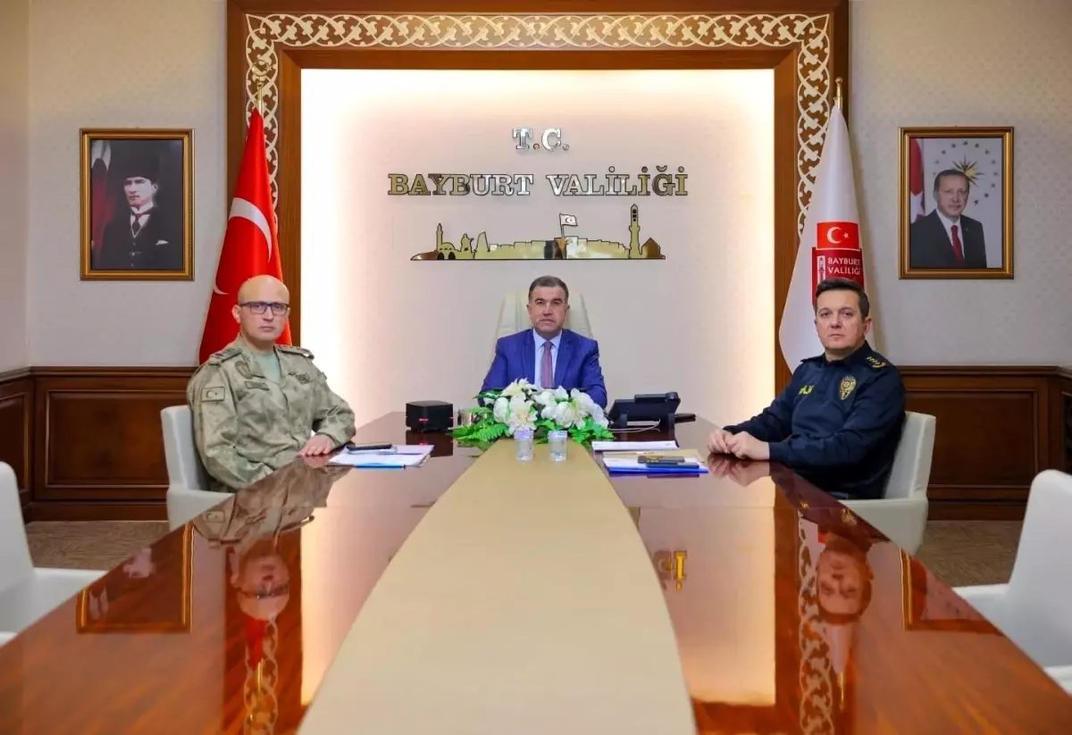 Vali Eldivan, İçişleri Bakanı Yerlikaya başkanlığındaki yeni yıl tedbirleri toplantısına katıldı