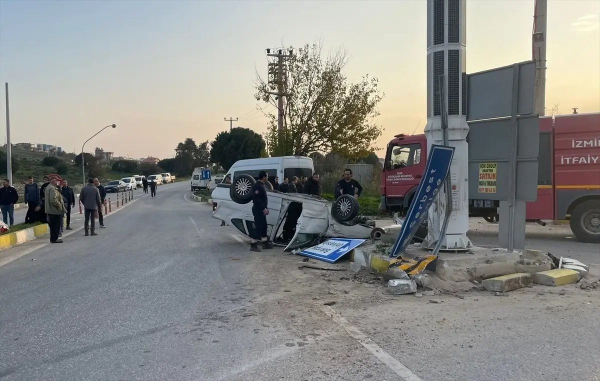 İzmir'de devrilen otomobildeki 2 kişi yaralandı