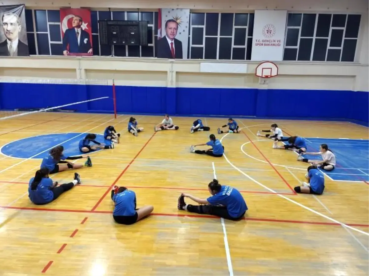 Bilecik'te spor okullarında voleybol antrenmanları sürüyor