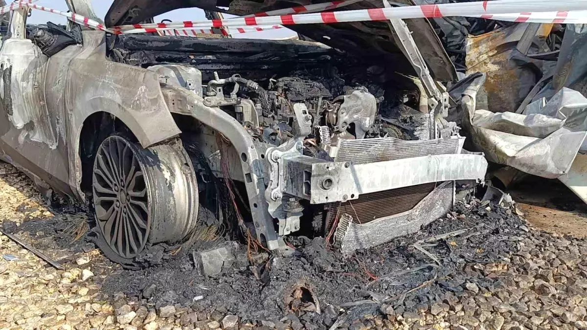 Şanlıurfa'da inşaat şantiyesinde otomobiller alev alev yandı