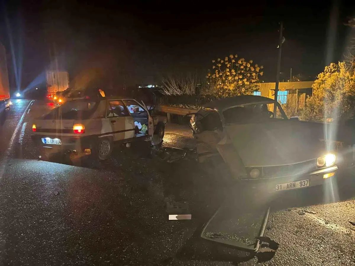 Otomobiller çarpıştı: 1 ölü, 2 yaralı