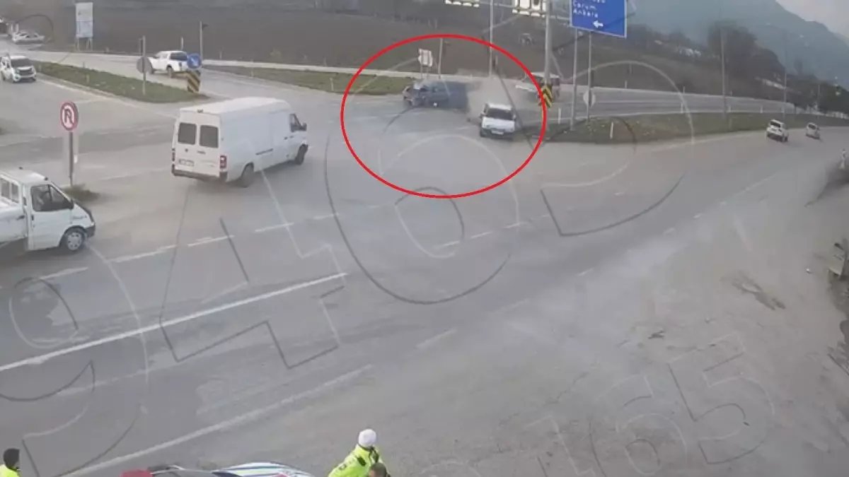 Kırmızı ışıkta bekleyen otomobile arkadan gelen otomobil çarptı; kaza kamerada