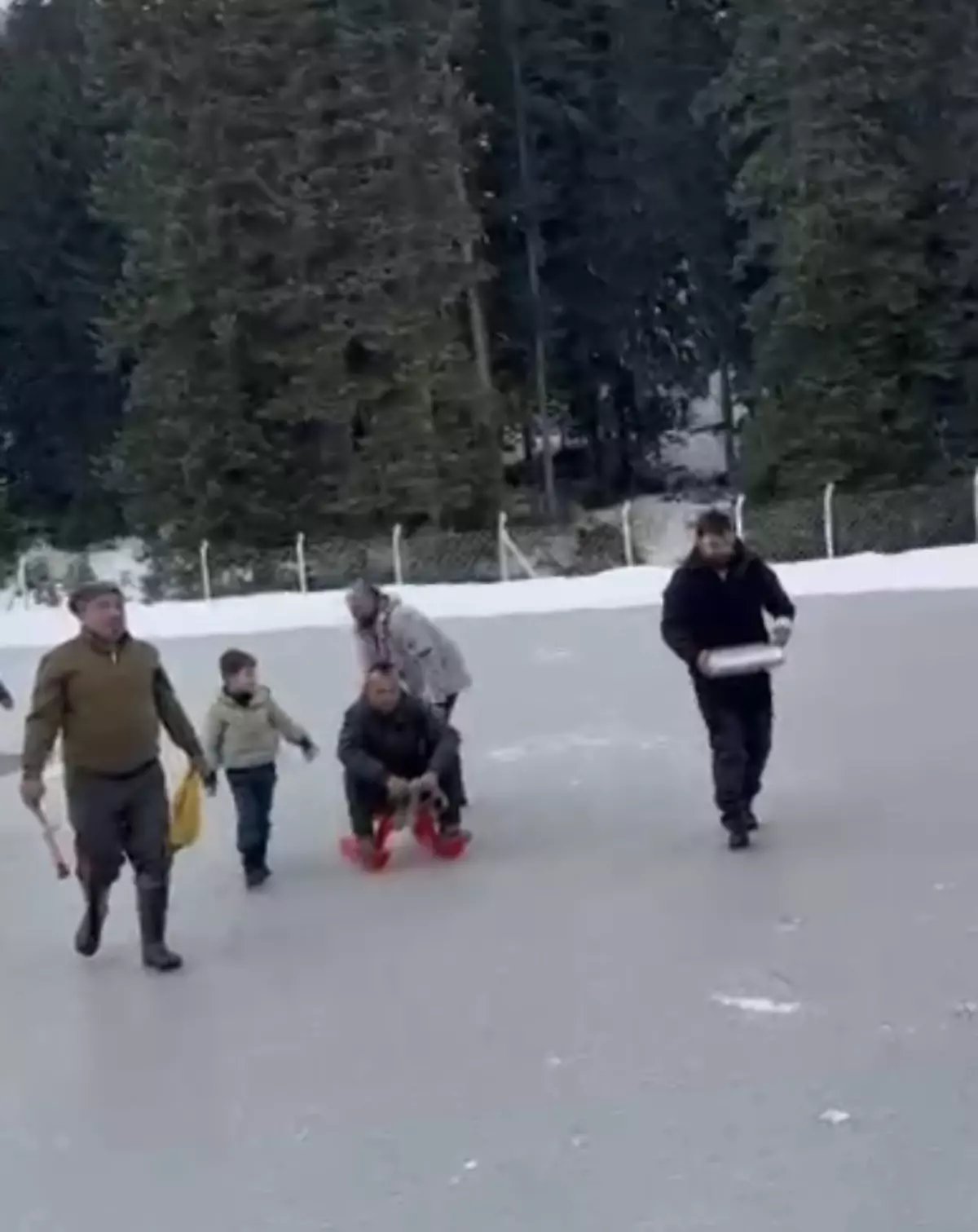 Donan göletin yüzeyindeki buzu motorlu testere ile kesti