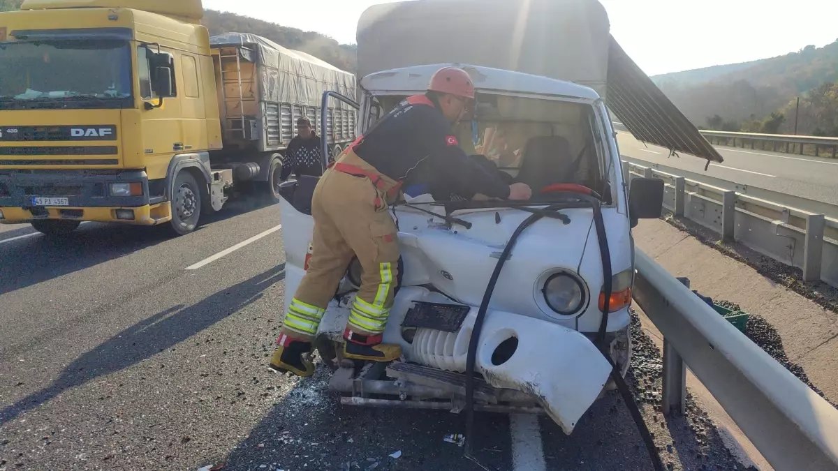 Akhisar'da kamyonet ile TIR çarpıştı: 1 yaralı