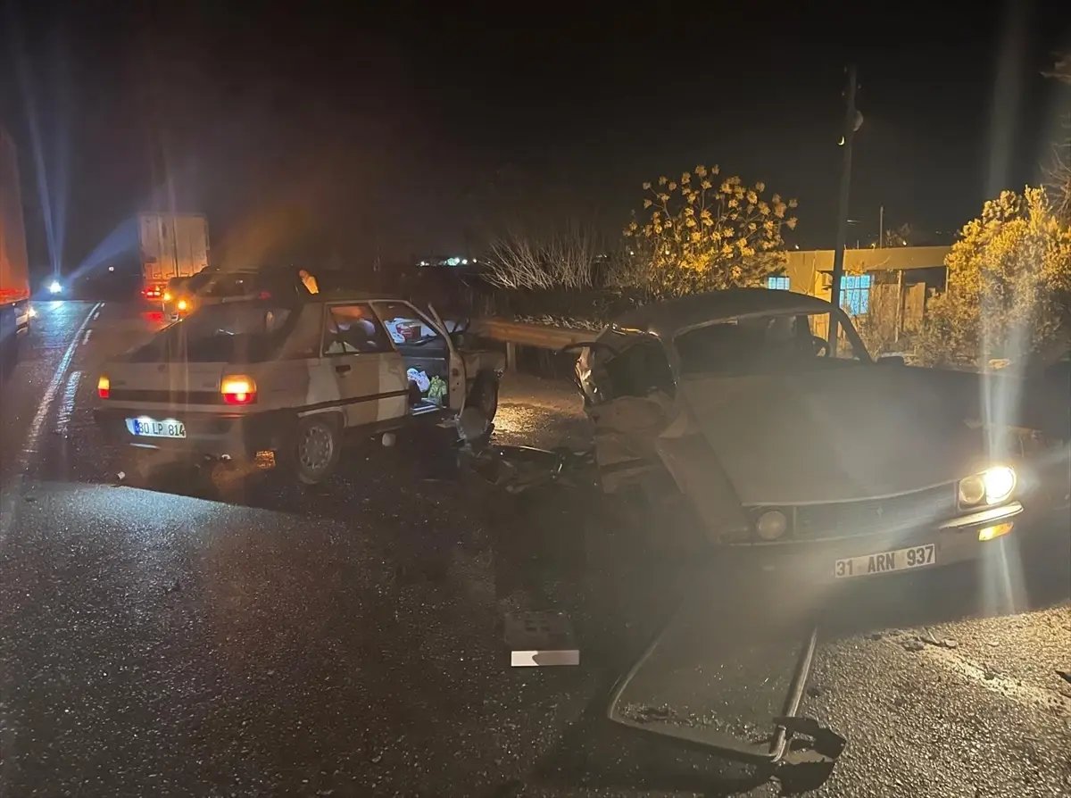 Osmaniye'de iki otomobilin çarpıştığı kazada 1 kişi öldü, 4 kişi yaralandı