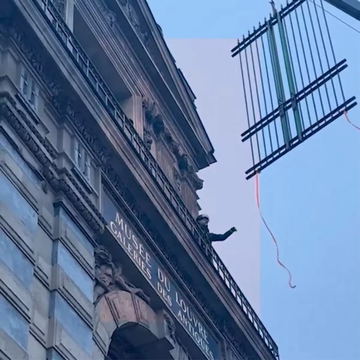 Louvre Müzesi'ne demir parmaklıklar yerleştirildi