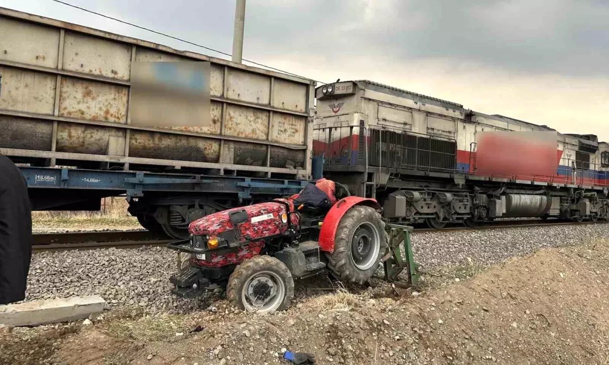 Adıyaman'da raylardan geçmeye çalışan traktöre tren çarptı: 1 yaralı