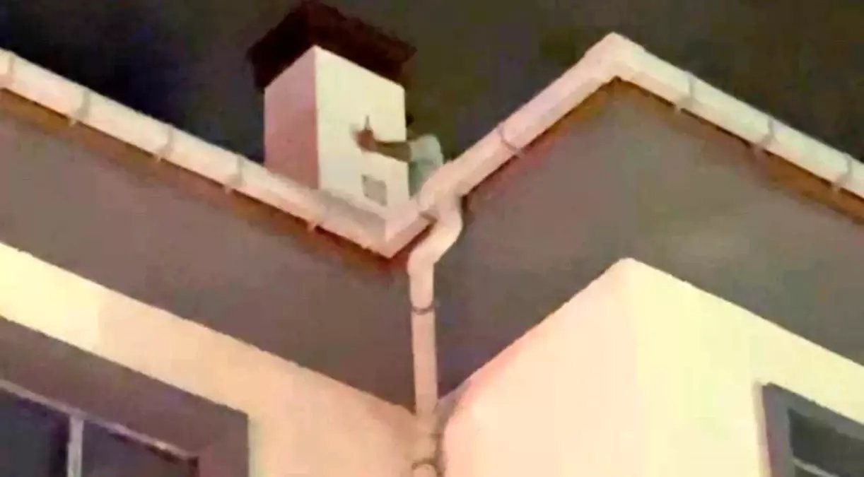 Babasıyla tartışıp, intihar için çatıya çıkan vatandaşı ekipler vazgeçirdi