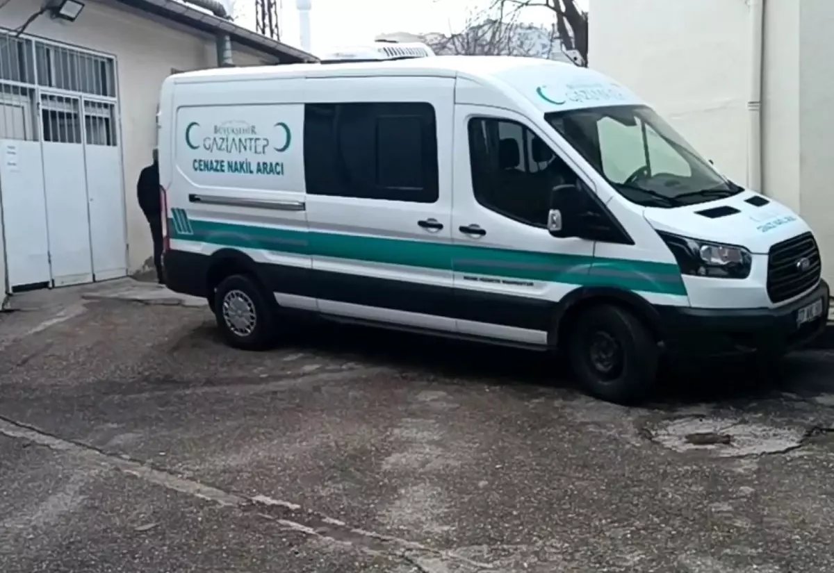 Gaziantep'te bariyerlere çarparak alev alan araçtaki sürücü hayatını kaybetti