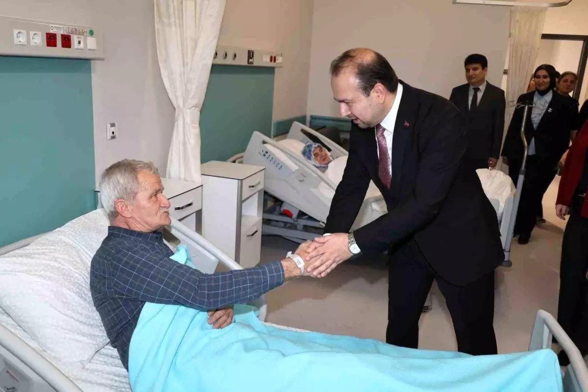 Aydın İl Sağlık Müdürü Şenkul, hastanenin ilk yatan hastaları ile bir araya geldi