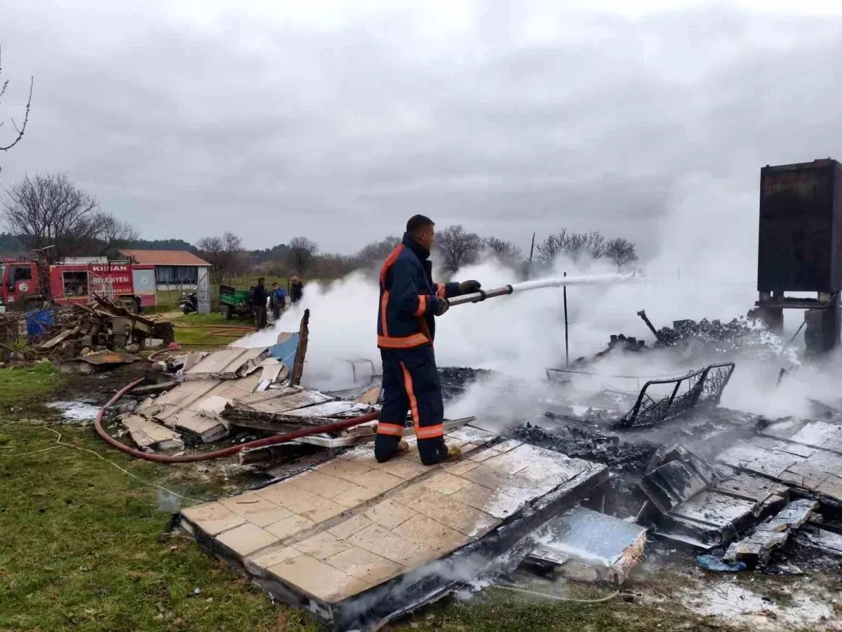 Keşan'da çıkan yangınlarda 2 ev kullanılamaz hale geldi