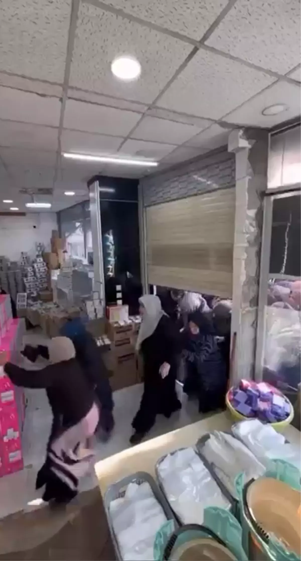 Çeyiz mağazası açılışında izdiham