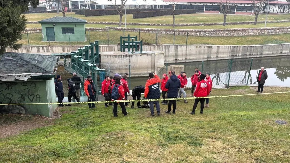 Eskişehir'de kayıp öğretmeni arama çalışmalarına kurbağa adamlar da katıldı