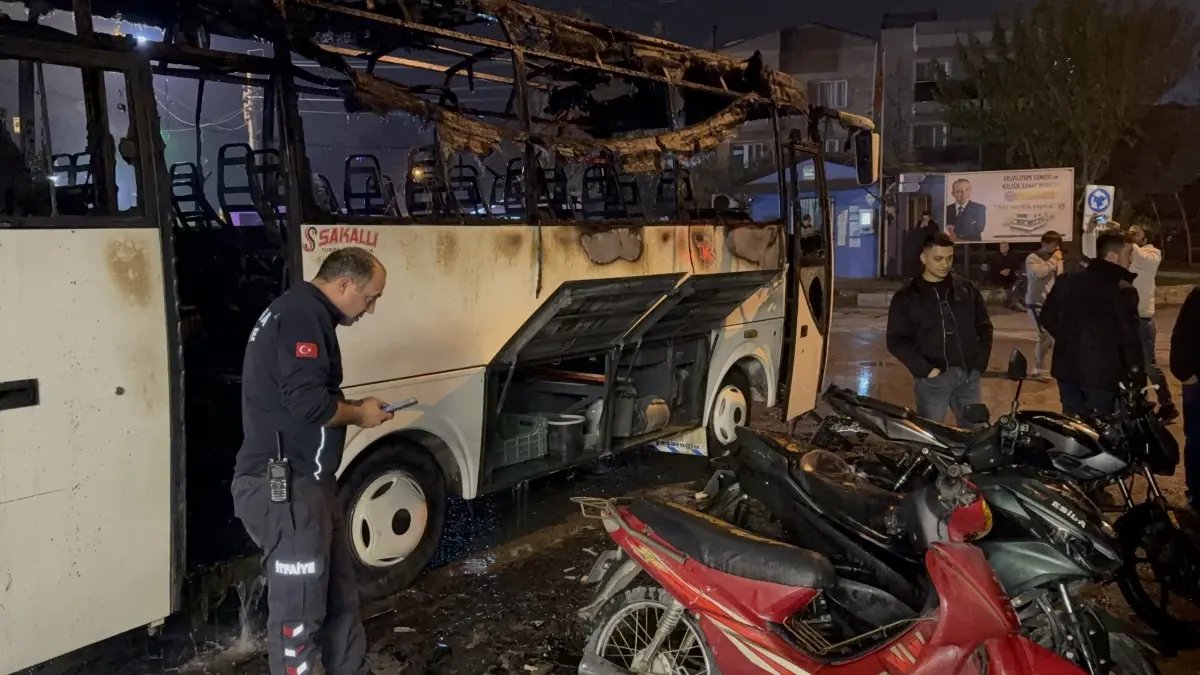 Minibüste çıkan yangın, park halindeki 5 motosiklete de sıçradı