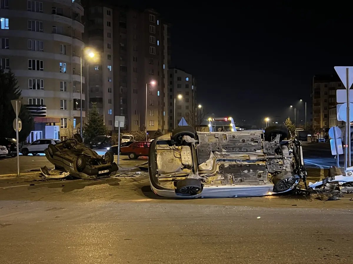 Kayseri'de iki otomobil çarpıştıktan sonra takla attı: 2 yaralı