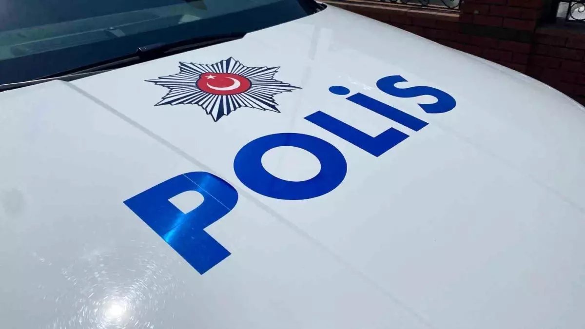 Kuşadası'nda 9 suçtan aranan firari yurt dışına kaçamadan yakalandı