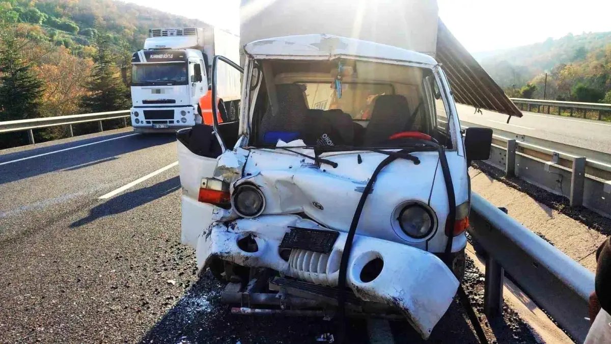 Kırkağaç'ta kamyonet ile tır çarpıştı: 1 yaralı