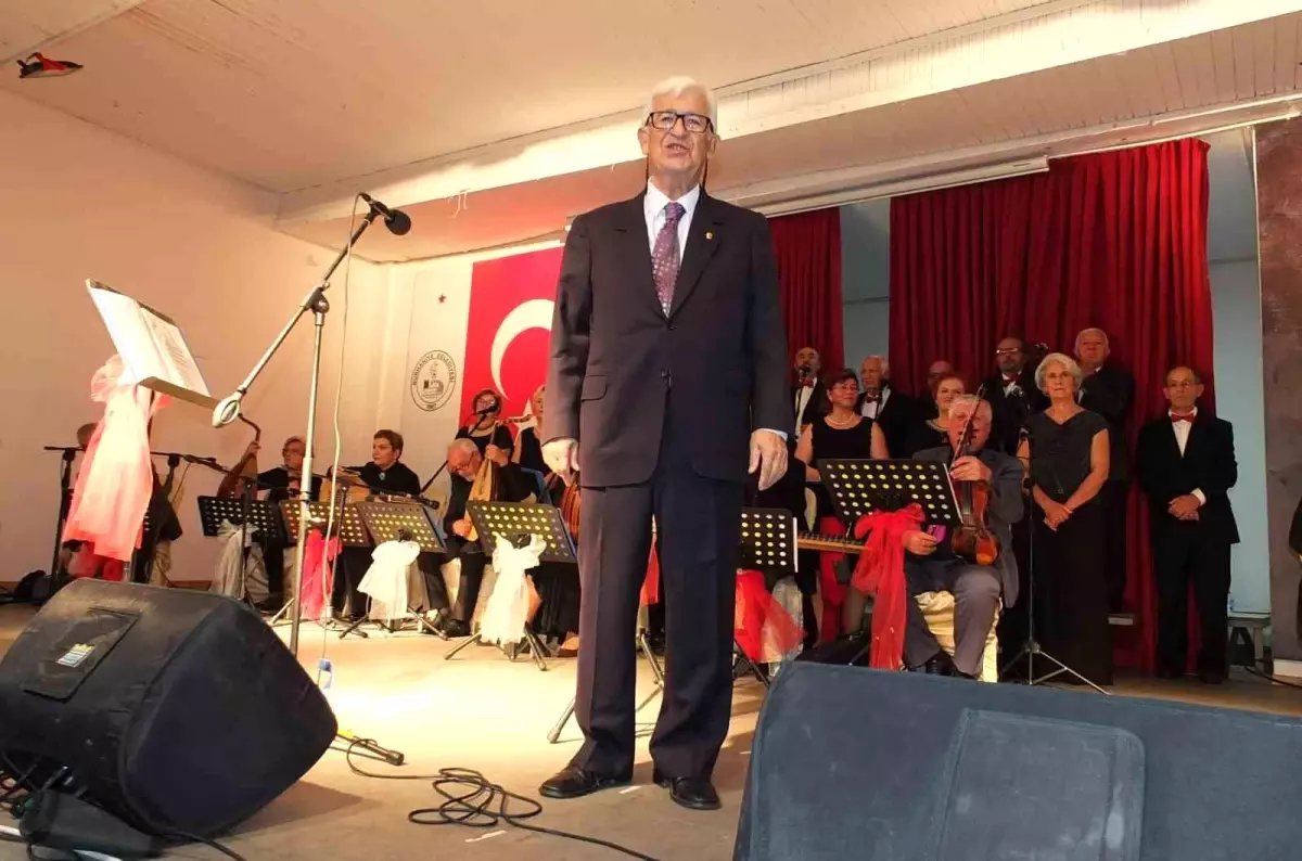 82 yaşındaki emekli müsteşar koro şefliği yapıyor