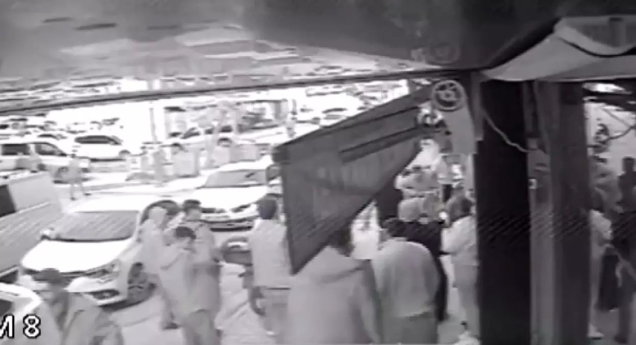 Genç kızlara el-kol hareketi yumruklu kavgayla sona erdi